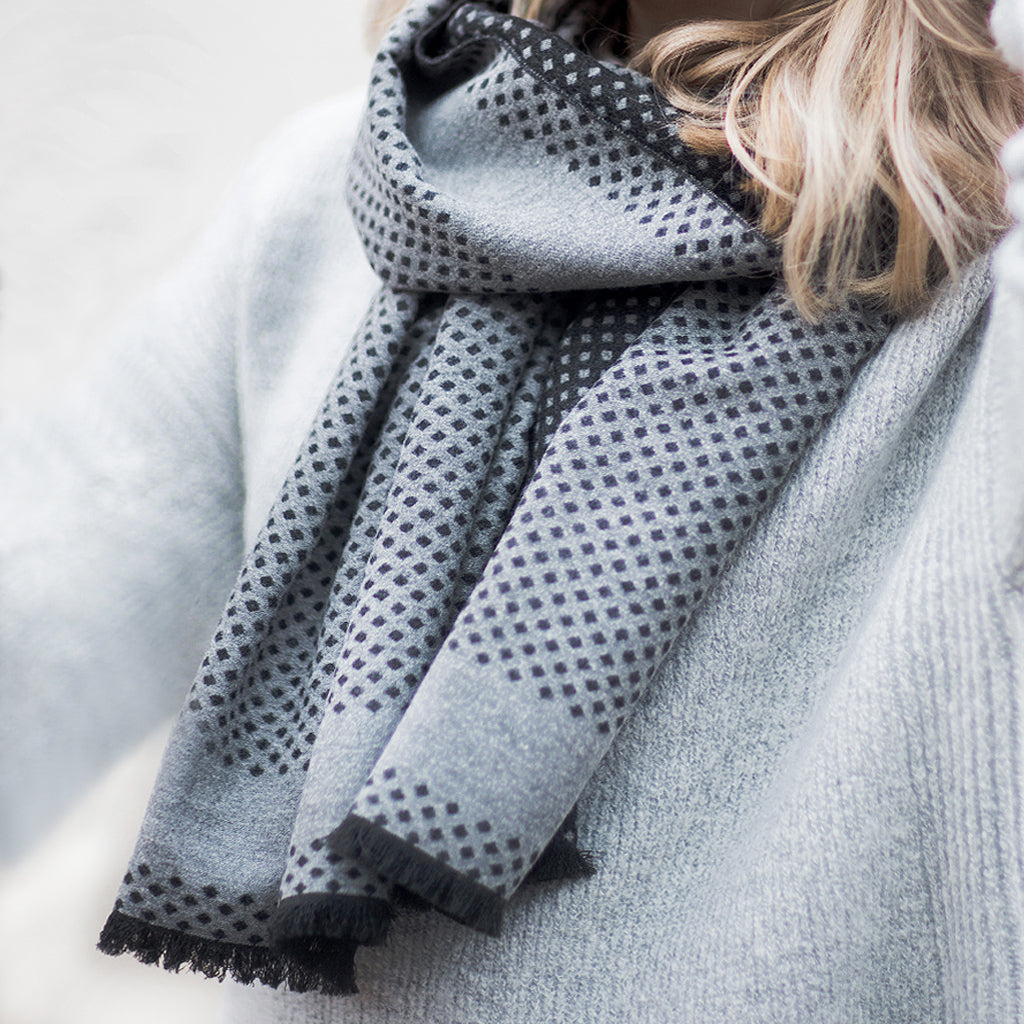 Tutti pale grey/charcoal spotted reversable wrap - Ellimonelli